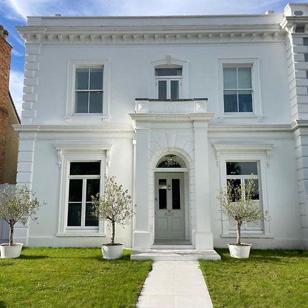 Willow House, Georgian Property In Shepperton Extérieur photo