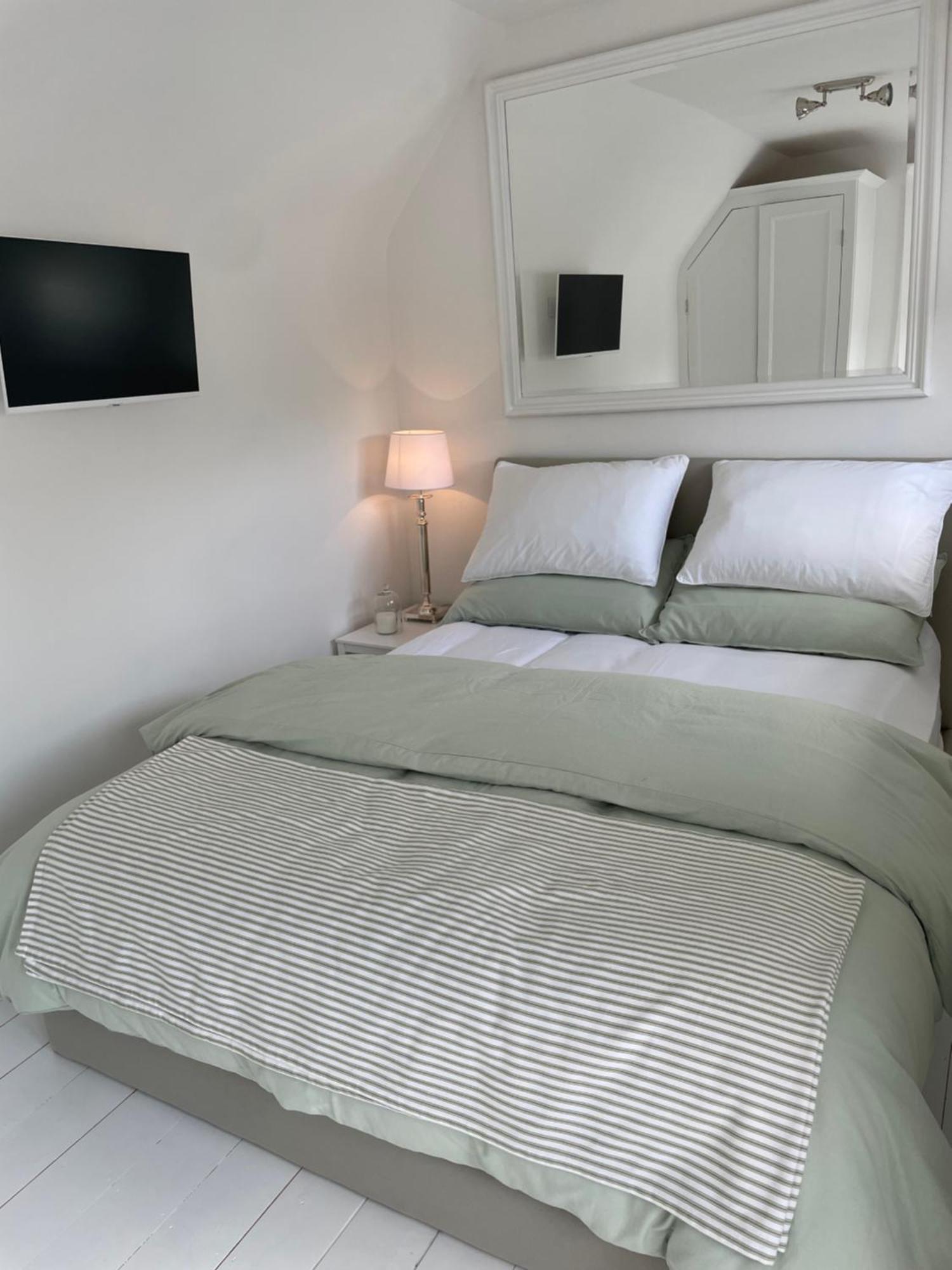 Willow House, Georgian Property In Shepperton Extérieur photo