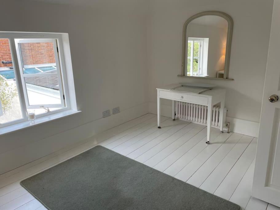 Willow House, Georgian Property In Shepperton Extérieur photo