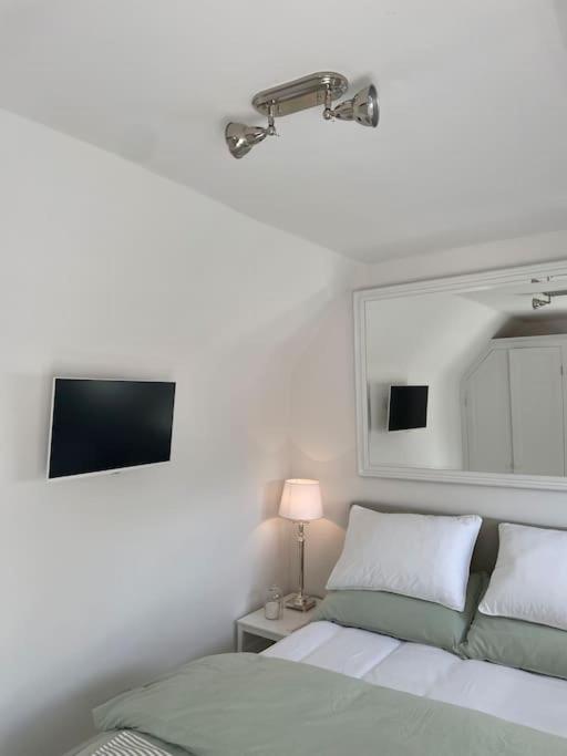 Willow House, Georgian Property In Shepperton Extérieur photo