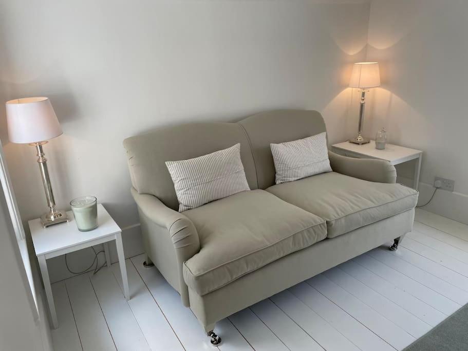 Willow House, Georgian Property In Shepperton Extérieur photo