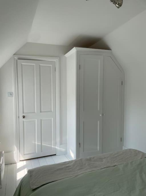 Willow House, Georgian Property In Shepperton Extérieur photo