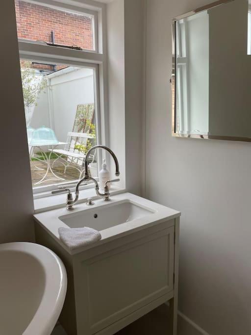 Willow House, Georgian Property In Shepperton Extérieur photo